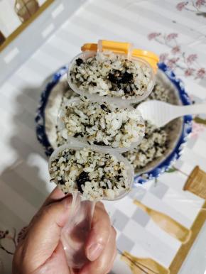 把拌好的米饭，用小饭勺装进摇摇乐中！