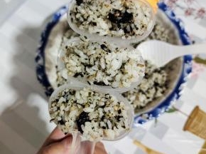 把拌好的米饭，用小饭勺装进摇摇乐中！