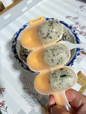 扣上，使劲儿的摇啊摇！把米饭摇成圆圆的饭团！