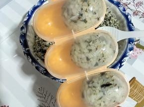 扣上，使劲儿的摇啊摇！把米饭摇成圆圆的饭团！