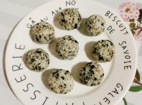 小小的饭团，一口一个，特别适合小朋友吃！