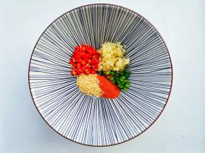 先来调个酱汁：葱花1勺，蒜末1勺，小米辣，辣椒粉，白芝麻一勺，