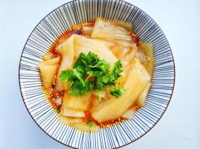 锅中烧开水，放宽粉煮熟捞出放入调料碗中，加1勺煮粉的汤，加点香菜末，