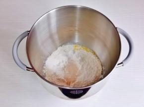 主料中食材除黄油外全部放入厨师机桶中，启动厨师机2档揉面一个小程序。