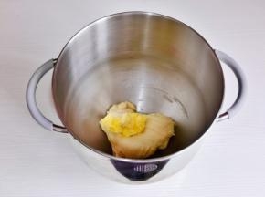 面团揉至粗膜加入黄油4档揉面。