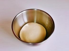取出揉圆放入器具中进行发酵。（注意保持面团的湿度）