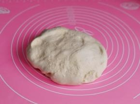 发酵好的面团取出排气，盖上保鲜膜松弛5分钟。