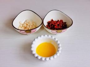 准备辅料：黄油隔水融化与炼乳混合均匀，蔓越莓干切碎。