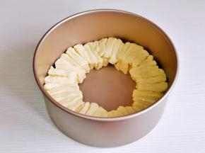 切口面朝上，摆入模具中。