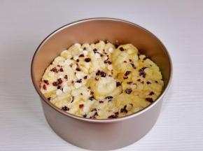 发酵至原来的2倍大，刷上炼乳酱，撒蔓越莓干，杏仁片，椰蓉。