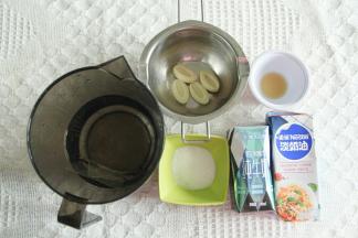 奶冻需要提前制作，吉利丁提前5分钟用冰水软化。