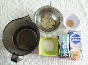 奶冻需要提前制作，吉利丁提前5分钟用冰水软化。