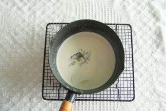 奶冻部分牛奶+糖+香草精，放入不粘奶锅加热，无需沸腾。离火加淡奶油和巧克力搅匀，泡软的吉利丁挤干水分放入。