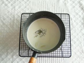 奶冻部分牛奶+糖+香草精，放入不粘奶锅加热，无需沸腾。离火加淡奶油和巧克力搅匀，泡软的吉利丁挤干水分放入。