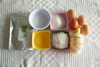 准备蛋糕卷材料。蛋白蛋黄分离，蛋白继续冷藏备用。