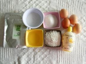 准备蛋糕卷材料。蛋白蛋黄分离，蛋白继续冷藏备用。