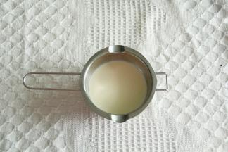 搅拌至吉利丁融化，过滤后倒入模具冷藏1-2小时至凝固。