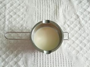 搅拌至吉利丁融化，过滤后倒入模具冷藏1-2小时至凝固。