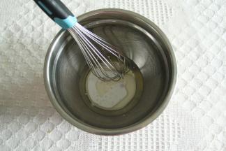 玉米油和椰浆倒入干净盆中，搅打至完全乳化。