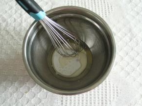 玉米油和椰浆倒入干净盆中，搅打至完全乳化。