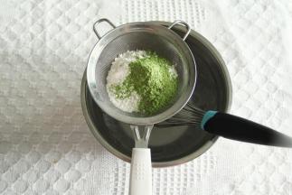 筛入低粉和斑斓粉。