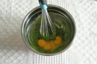 之字形混匀至无干粉。倒入蛋黄。