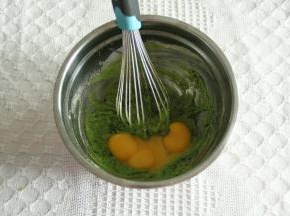 之字形混匀至无干粉。倒入蛋黄。