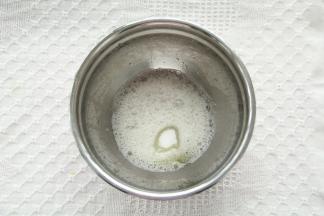 预热烤箱上下180度。蛋白加柠檬汁去腥。低速打到鱼眼泡，加1/3糖。