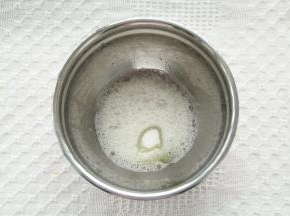 预热烤箱上下180度。蛋白加柠檬汁去腥。低速打到鱼眼泡，加1/3糖。