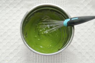 之字形混匀，蛋黄糊顺滑飘带状滴落。