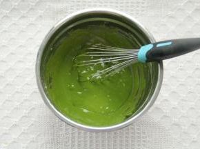 之字形混匀，蛋黄糊顺滑飘带状滴落。