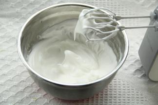 中速打到细密小泡加1/3糖；打到略带纹路加最后的糖。转高速打到湿性发泡，转低速再打几圈，整理大气泡。