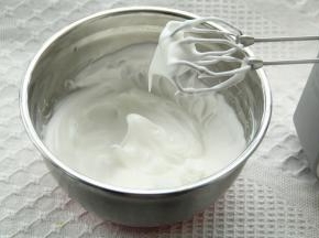 中速打到细密小泡加1/3糖；打到略带纹路加最后的糖。转高速打到湿性发泡，转低速再打几圈，整理大气泡。