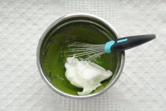 取1/3蛋白霜入蛋黄糊，切拌翻拌手法初步混匀。再取1/3蛋白霜同样操作。