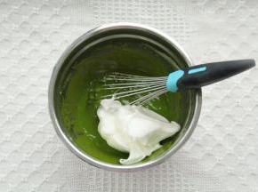 取1/3蛋白霜入蛋黄糊，切拌翻拌手法初步混匀。再取1/3蛋白霜同样操作。