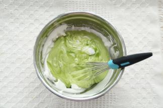 拌匀的面糊倒回到剩余蛋白霜中，同样操作混匀后用刮刀将盆边和盆底，蛋抽没有拌匀的，再翻拌几下。