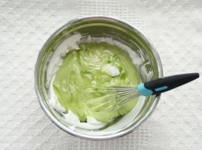 拌匀的面糊倒回到剩余蛋白霜中，同样操作混匀后用刮刀将盆边和盆底，蛋抽没有拌匀的，再翻拌几下。