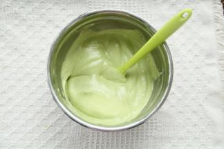 拌匀的面糊呈浅绿色。