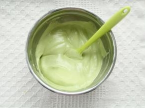 拌匀的面糊呈浅绿色。