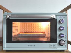 放入预热好的烤箱中层偏下，上下155度烤26分钟。