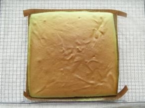 烤完取出，振出热气后，转移到冷凉架上冷凉，盖上油纸防止表皮被吹干。微温后倒扣，撕掉底部的油布！盖油纸晾至温热。