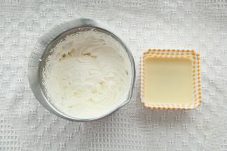 淡奶油加糖打发成8-9分发。凝固的奶冻取出。