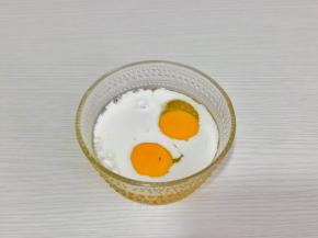 鸡蛋与牛奶混合碗中。