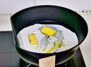 利用这时间我们来准备奶浆，黄油，炼乳，牛奶倒入锅中。