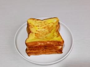 烤好的吐司叠加放盘中，中间用勺子压凹。