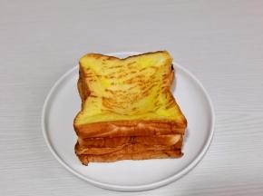 烤好的吐司叠加放盘中，中间用勺子压凹。