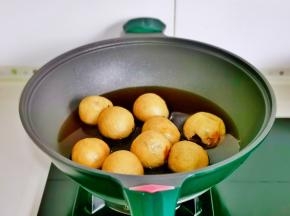 锅中加入面筋塞肉，水，红烧酱油，生抽，蚝油，盖上盖子烧开转中小火煮20分钟。