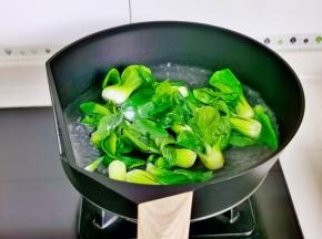 菜心焯水断生：锅中水烧开加盐下菜心，煮熟捞出过冷水。