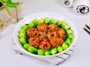 盛出装盘撒熟芝麻，青菜摆盘。