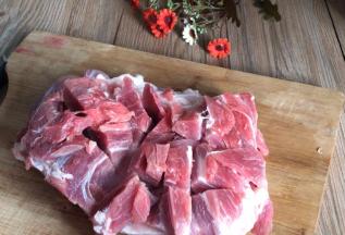 将猪膀肉翻面，切成小块，注意别切透，只切至皮即可